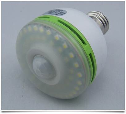 ancestor consumption Made a contract Ideia luminosa: uma lâmpada comum com sensor de movimentos integrado, é só  rosquear