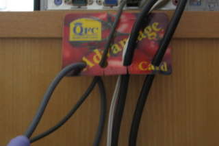 Credit Card Cable OrganizerHolder.jpg - fonte: Credit Card Cable Organizer/Holder (http://www.instructables.com/id/Credit Card Cable OrganizerHolder/)