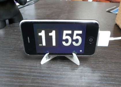 Credit Card iPhone Stand.jpg - fonte: Credit Card iPhone Stand (http://www.instructables.com/id/Credit Card iPhone Stand 1/)