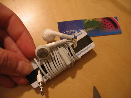 Earbud cord wrapper in 5 minutes or less.jpg - fonte: Earbud cord wrapper in 5 minutes or less! (http://www.instructables.com/id/Earbud cord wrapper in 5 minutes or less!/)