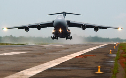 Lockheed C 5 Galaxy take off.jpg - fonte: Lockheed C 5 Galaxy take off.jpg (2220×1371) (http://upload.wikimedia.org/wikipedia/commons/1/15/Lockheed C 5 Galaxy take off.jpg)