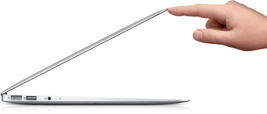 air 11 design storage.jpg - fonte: Apple MacBook Air Feito do jeito que todo notebook deveria ser. (http://www.apple.com/br/macbookair/design.html)