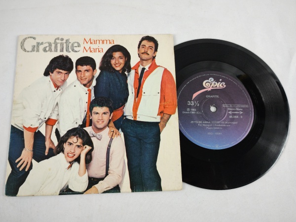 Capa do single de Mamma Maria, com foto dos integrantes da banda,