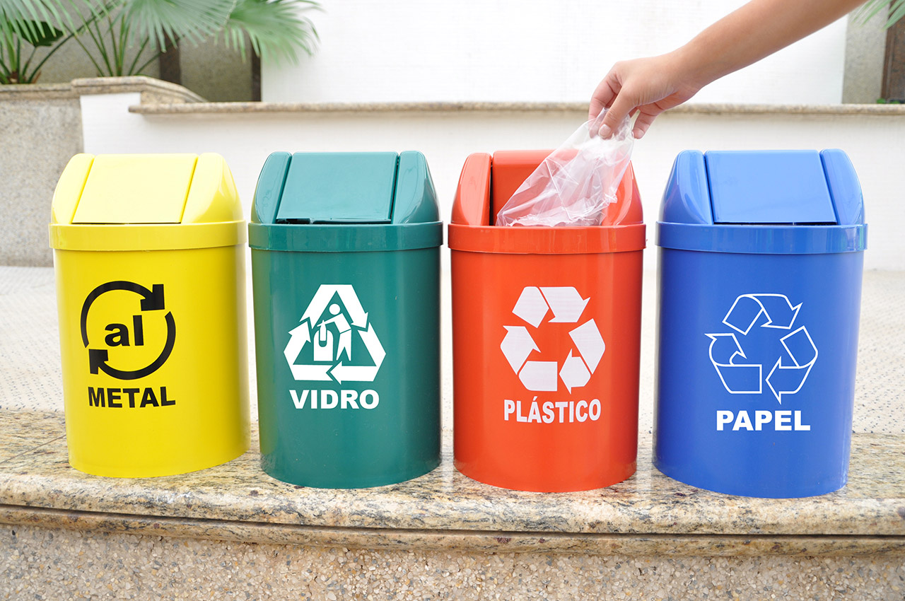 Foto de 4 containers para coleta seletiva