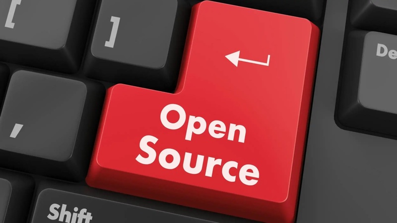 Teclado de computador com a palavra Open Source onde estaria a tecla Enter