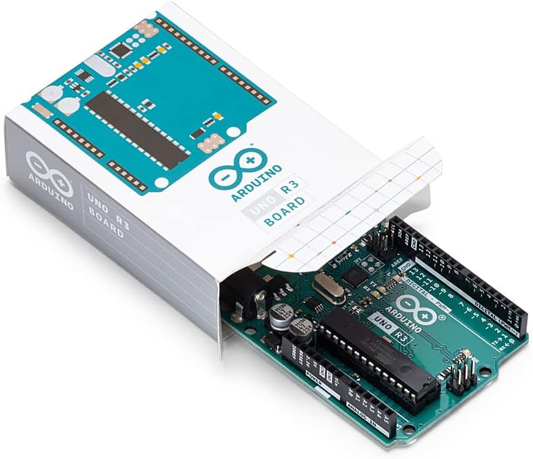 Uma placa Arduino Uno R3 na caixinha em que é comercializada