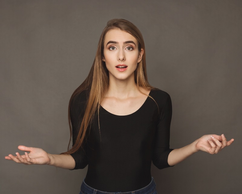 uma mulher com expressão incrédula