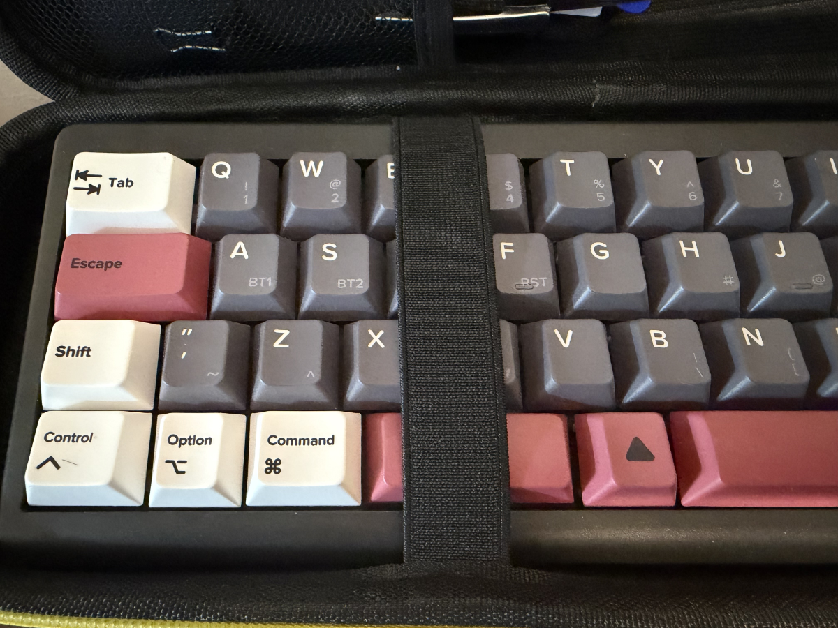 Foto mais próxima do teclado, permitindo ver que as teclas têm códigos secundários impressos - por exemplo, a tecla Q também tem os símbolos 1 e !