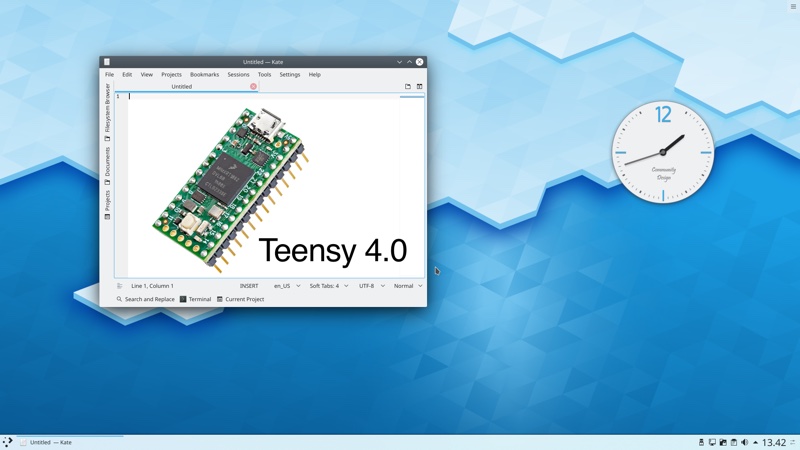 Uma placa Teensy 4.0 sobreposta a uma janela do editor Kate, no KDE