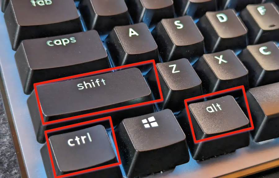 Fragmento da foto de um teclado, com retângulos indicando as teclas Control, Shif e Alt do lado direito.