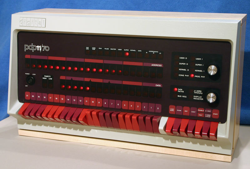 Foto de um computador PDP-11/70 com seu painel de chaves.