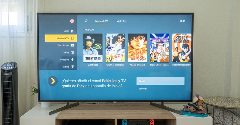 Foto de uma TV em uma sala de estar, exibindo uma tela de seleção de filmes