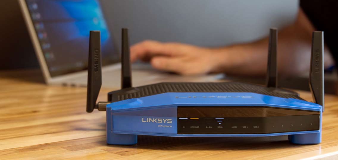 Foto de um roteador Linksys WRT3200ACM