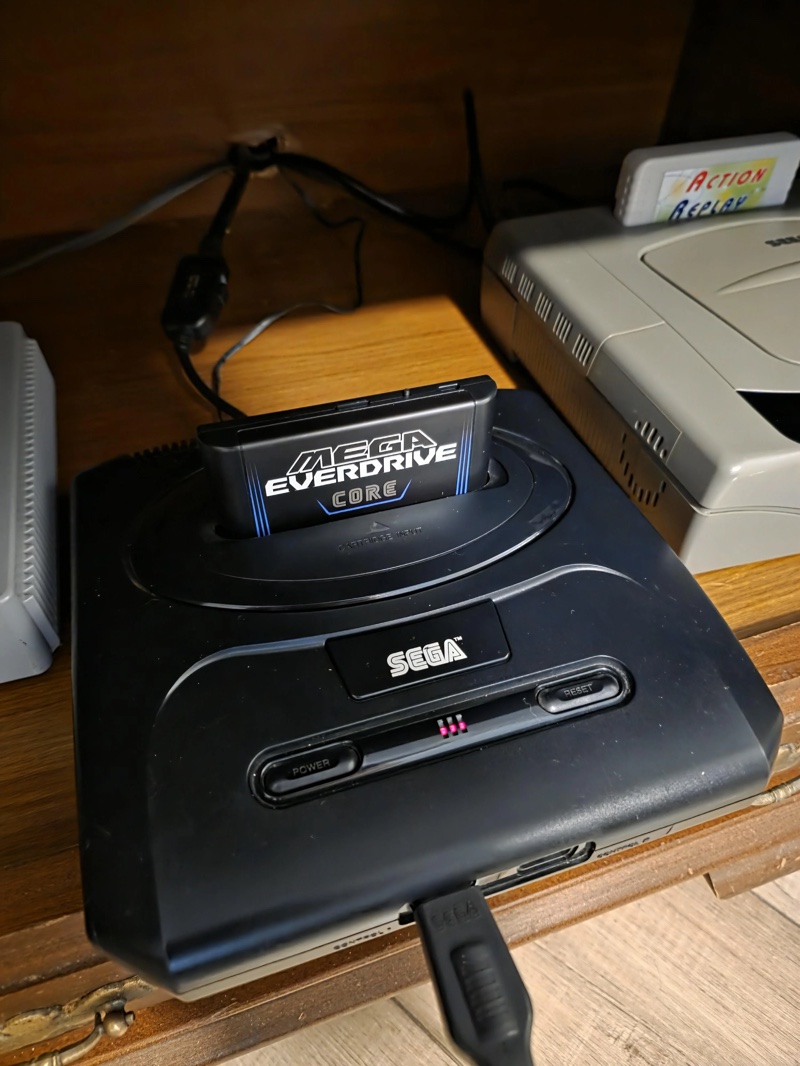 Um Sega MegaDrive com o cartucho EverDrive Core