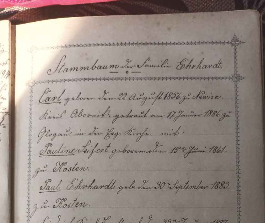 Foto do cabeçalho da primeira página das anotações numa bíblia luterana do século 19. Texto em alemão, escrita cursiva, em tinta preta.