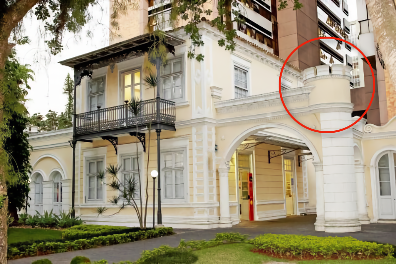 Foto recente da Casa do Barão, com círculo indicando a seteira do lado direito da fachada.