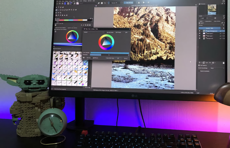 Foto de um monitor exibindo o Krita em operação