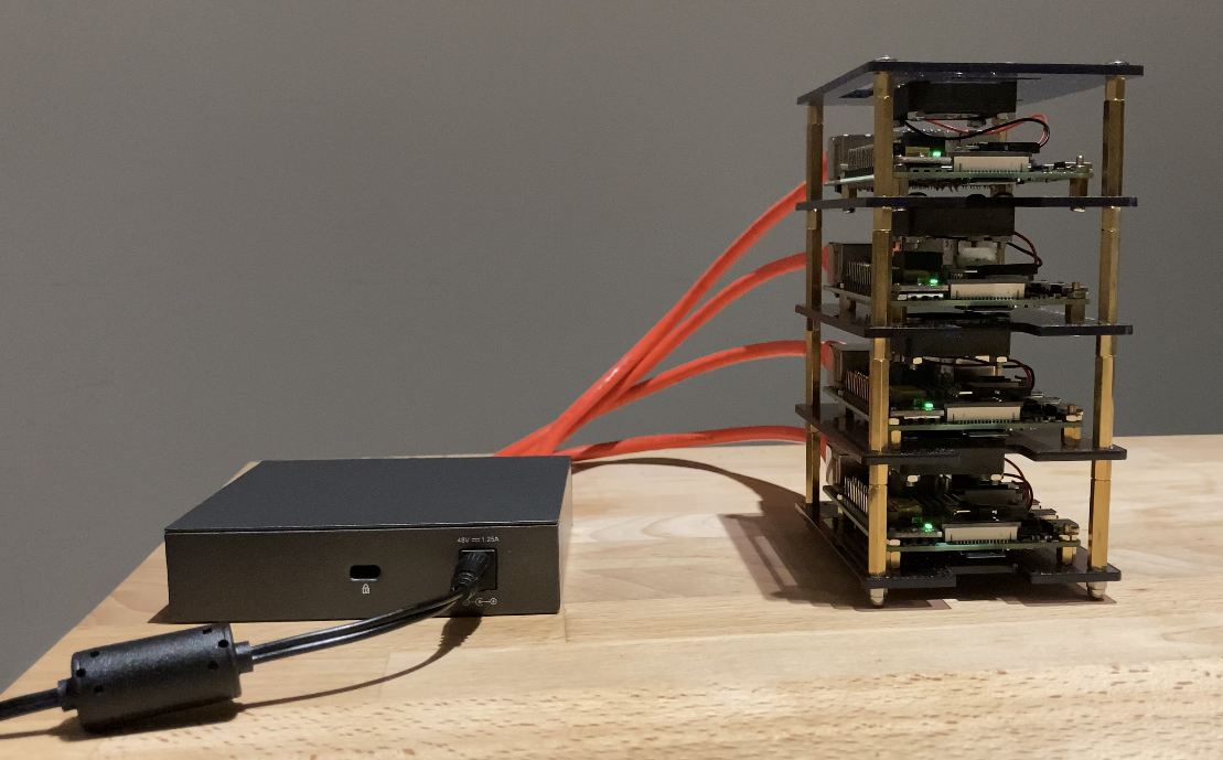 4 placas ARM, estilo Pi, conectadas em um rack sob medida