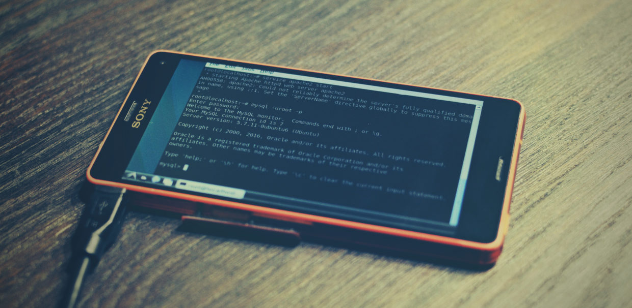 Foto de uma sessão shell no Linux, na tela de um celular da Sony