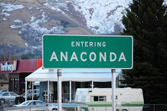 Uma placa de trânsito com os dizeres: Entering Anaconda