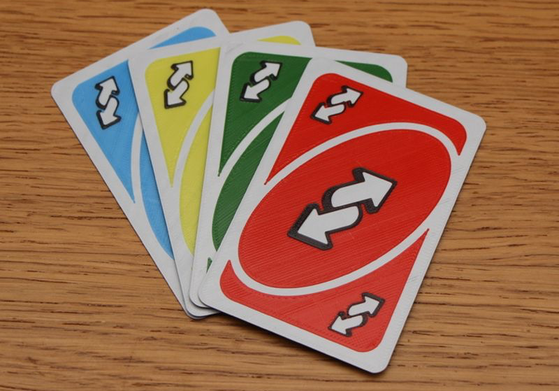 Quatro exemplares da carta de reversão, do jogo Uno