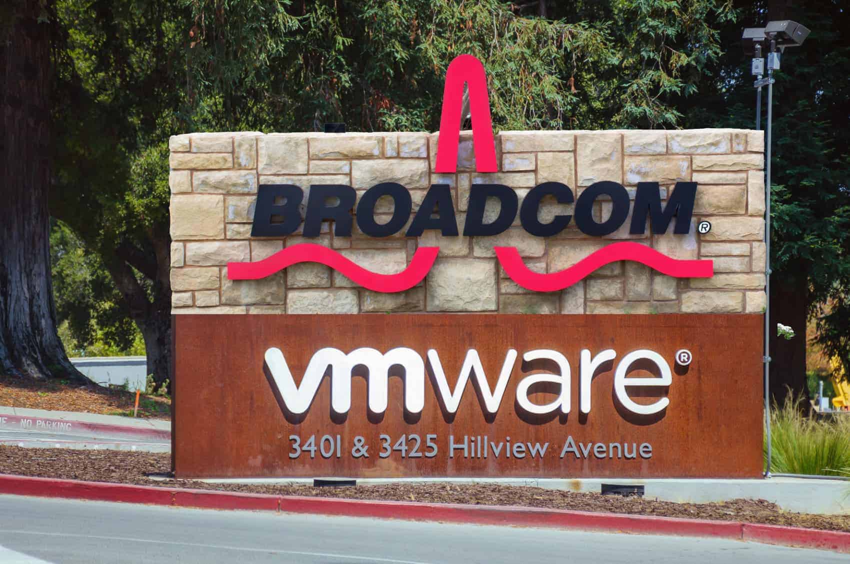 Placa indicando a sede da VMWare/Broadcom